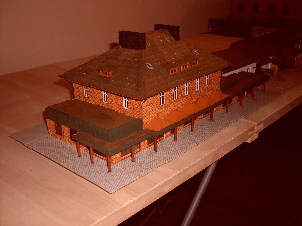 Empfangsgebäude+Straßenansicht-1920w